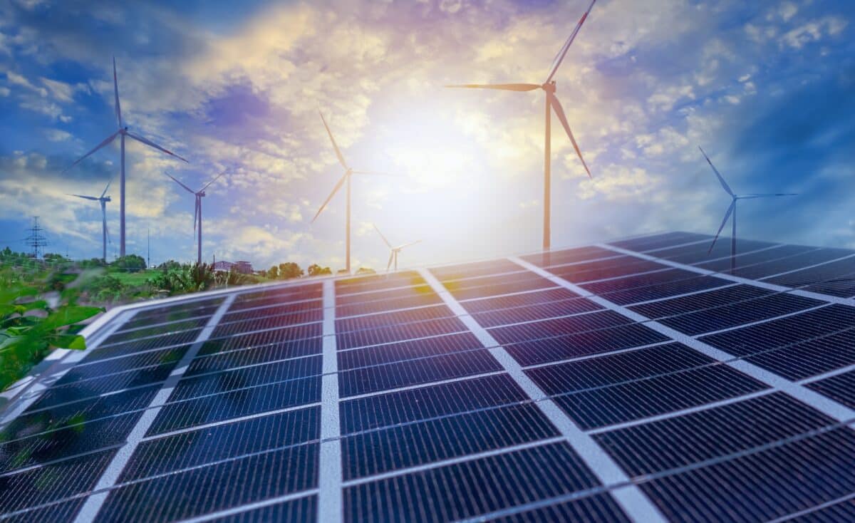 Panneaux solaires et centrales éoliennes.